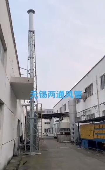 兩套油煙排放凈化工程結(jié)束，304不銹鋼焊接風(fēng)管，兩個(gè)煙囪